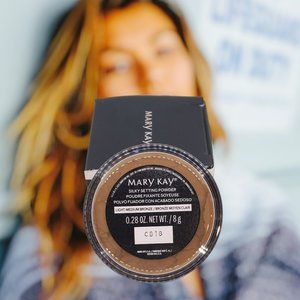 Light-to-Medium Bronze Silky Setting Powder - Mary Kay